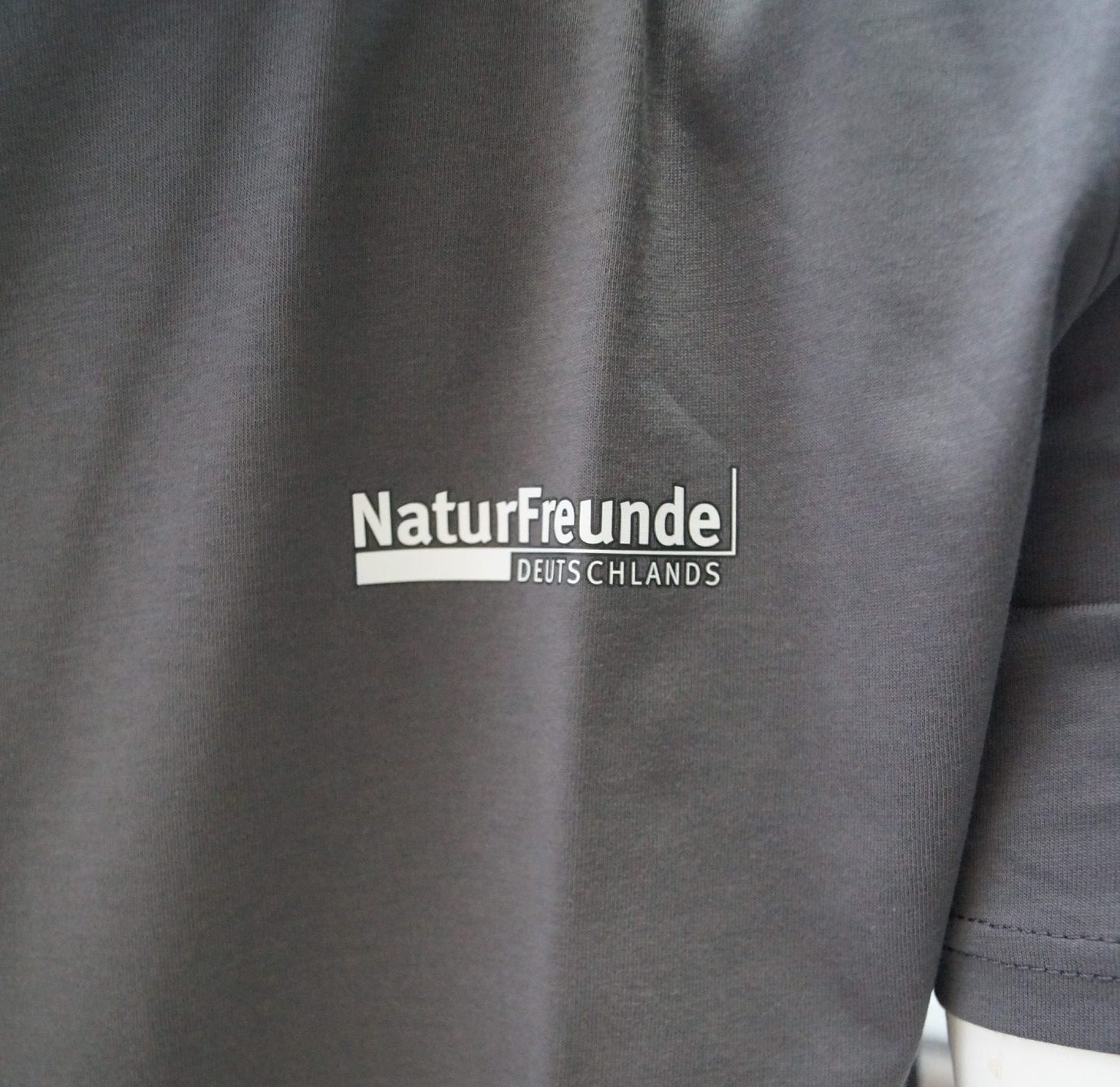 T-Shirt mit Aufdruck – Bild 3